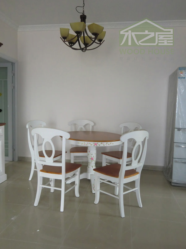 實(shí)木餐桌